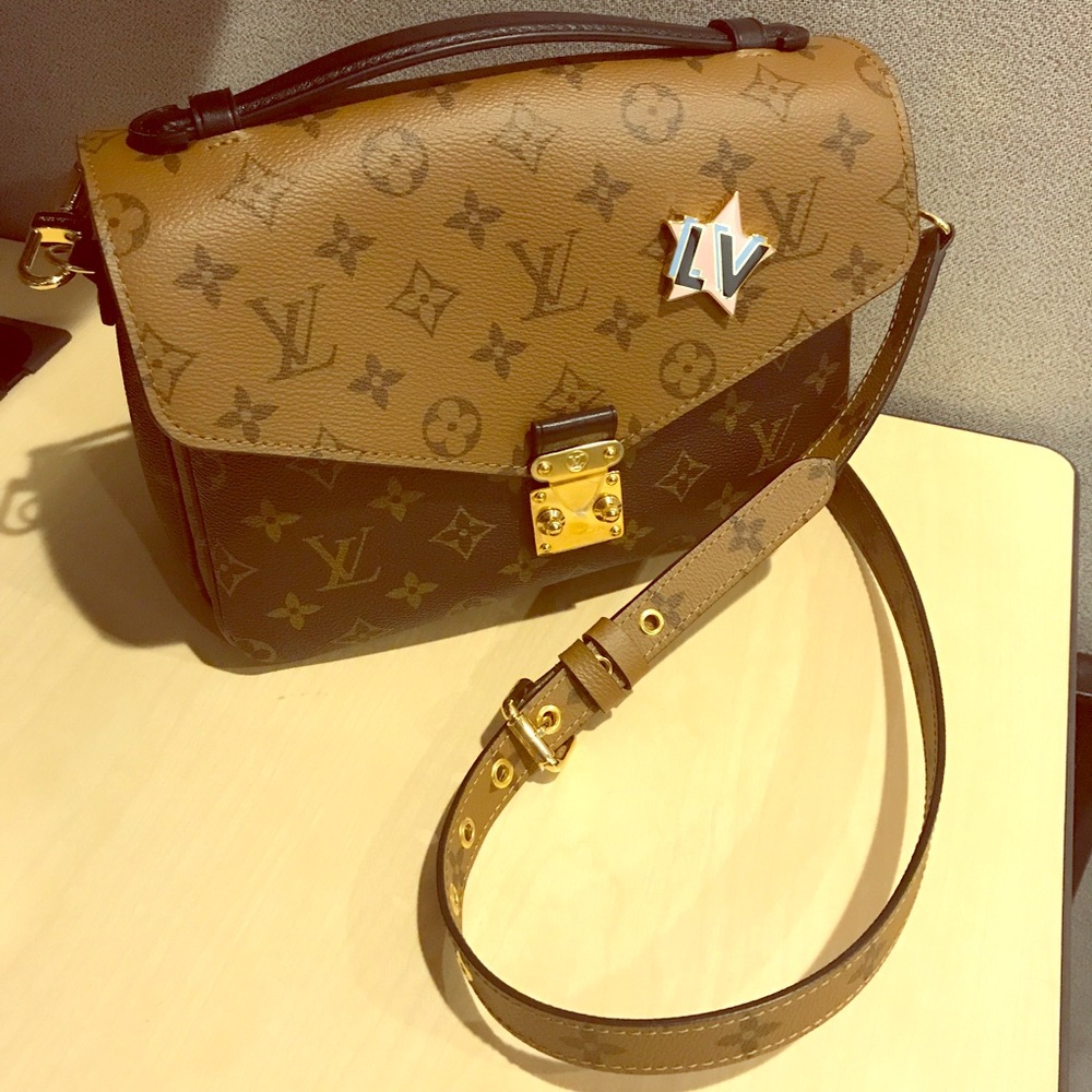 Louis Vuitton Pochette Metis reverse